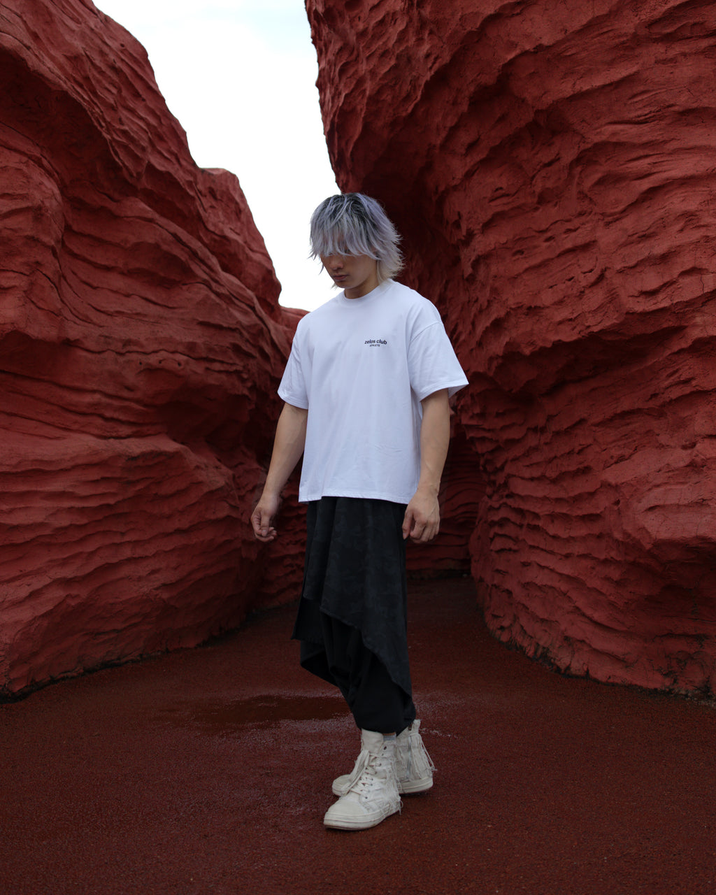 Male model wearing Zelos Tee White in size L, front view